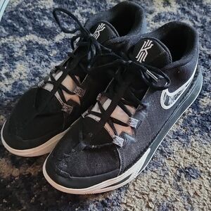 Nike Mens Kyrie Irving Flytrap 6 Basketball Shoes